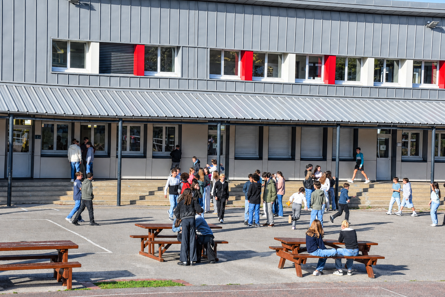 Recreation dans la cour du college